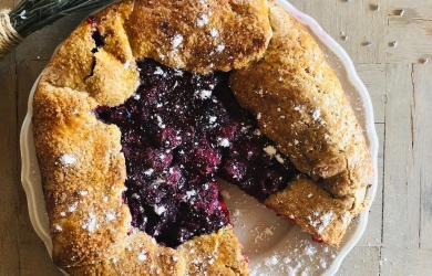 Rustykalna tarta z samopszy z malinami i lawendą
