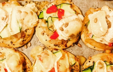 Mini pizza z cukinią, bazylią i kozim serkiem