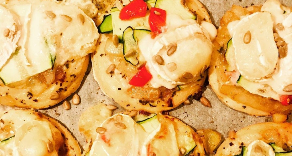 Mini pizza z cukinią, bazylią i kozim serkiem