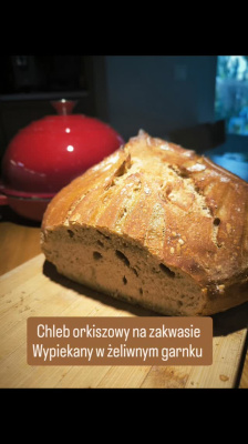 Chleb orkiszowy na zakwasie pieczony w żeliwnym garnku to prawdziwa uczta. Garnek żeliwny doskonale imituje piec chlebowy, zapewniając chrupiącą ...